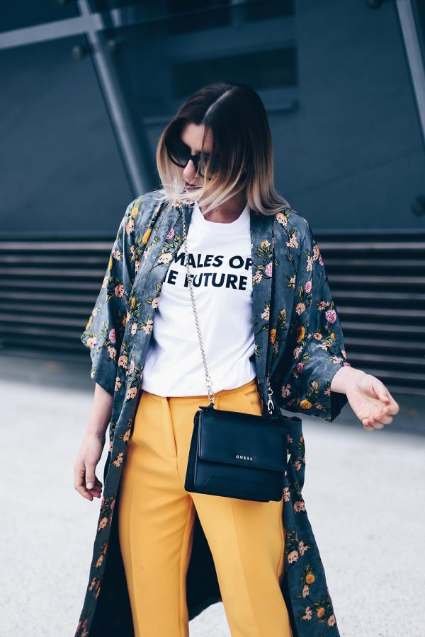 Das Females of the Future Shirt oder auch Topshop Shirt kombiniere ich mit einer gelbe Karottenhose, einem Long-Line Kimono und schwarzen Accessoires. Mehr Outfit Ideen und Kombinationen findet ihr auf meinem Modeblog aus Österreich. Fashion Blogger Streetstyles und Outfit Blog Beiträge. www.whoismocca.com