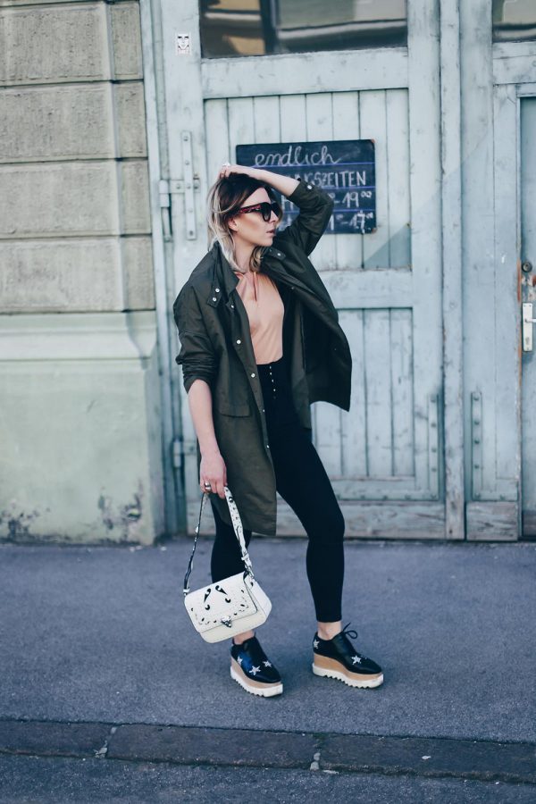 Parka Outfit mit High-Waist Hose und Stella McCartney Elyse Star Plateauschuhen, Parka kombinieren, High-Waist Hose Outfit, Cut-Out Tasche, Athleisure Wear Top, Fashion Blog, Modeblog, Outfit Blog, www.whoismocca.com