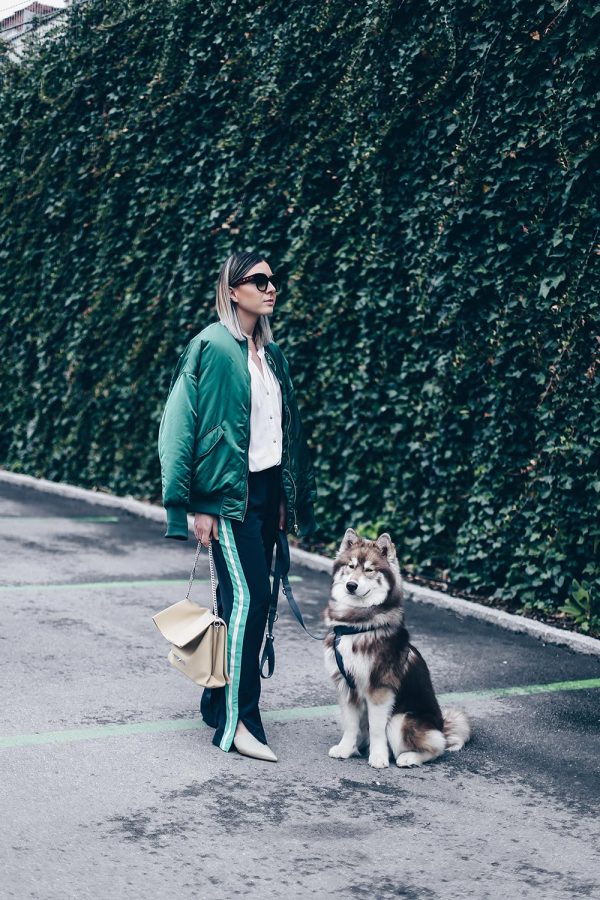 How to wear, Bomberjacken Outfit, Track Pants kombinieren, Joggingshose stylen, Celine Tasche, Pantoletten von Topshop, Athleisure Trend und Wear, Modeblog, Fashion Blog, Style Blog, Outfit Blog, Streetstyle 2017, www.whoismocca.com