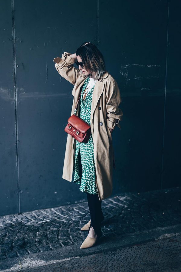 Ganni Dalton Crepe Dress, Midikleid im Kimono Stil, Kimono Kleid, Wickelkleid, Streetstyle, Trenchcoat, Pantolette, Fashion Blog, Modeblog, Outfit Blog, Style Blog, www.whoismocca.com