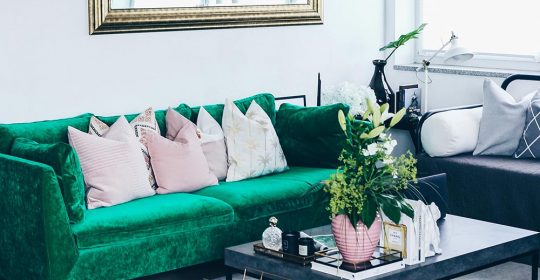 Sofa im Industrial Chic mit Beton-Couchtisch, Industrial Teppich, grünes Sofa, Coffee Table Inspiration, Coffee Table Books, Wohnzimmer Ideen, Wohnzimmer Inspiration, Living Room Ideas, Green Interior Inspiration, grünes Sofa, Stockholm Sofa, Industrial Style, modernes Wohnzimmer, minimalistische Einrichtung, gemütliches Wohnzimmer, Interior Blog, Magazin, Style Blog, www.whoismocca.com