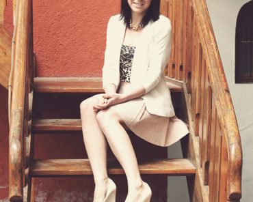 Outfit: Velourslederrock und weiße Wedges Outfit: Velourslederrock und weiße Wedges