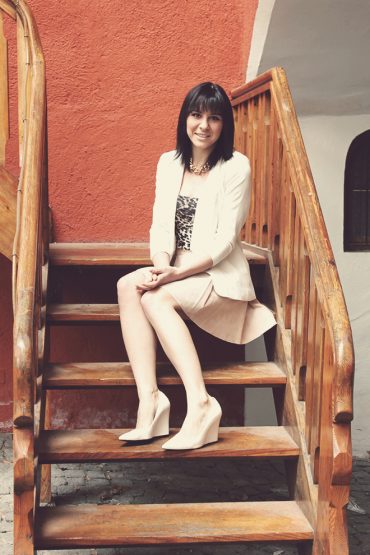 Outfit: Velourslederrock und weiße Wedges Outfit: Velourslederrock und weiße Wedges