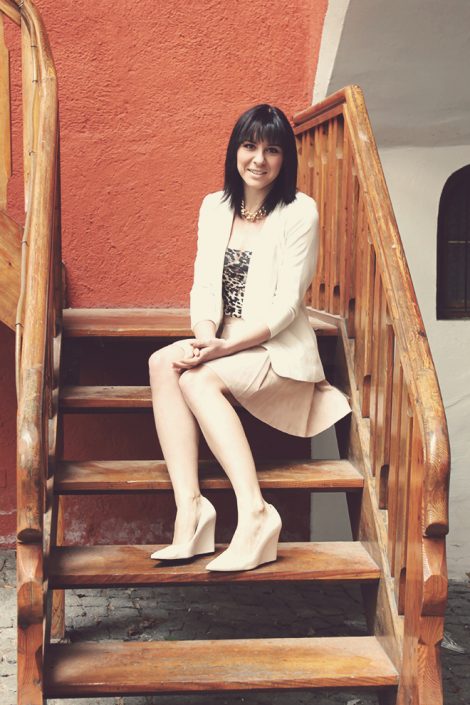 Outfit: Velourslederrock und weiße Wedges Outfit: Velourslederrock und weiße Wedges