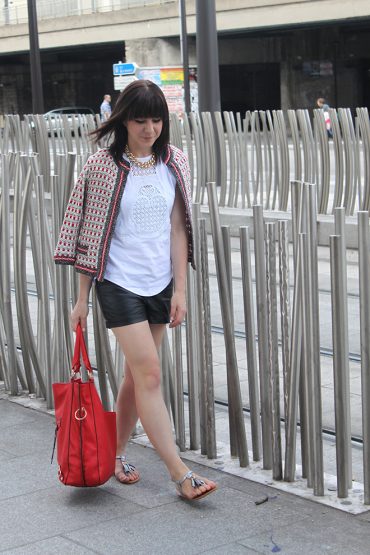 Outfit: Ledershorts und Boucle Cardigan kombinieren Outfit: Ledershorts und Boucle Cardigan kombinieren