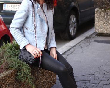 Outfit: silberne Flats & hellblaue Lederjacke Outfit: silberne Flats & hellblaue Lederjacke