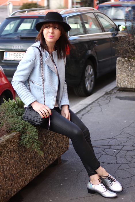 Outfit: silberne Flats & hellblaue Lederjacke Outfit: silberne Flats & hellblaue Lederjacke