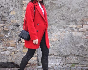 Outfit: Yolo Shirt & roter Mantel Outfit: Yolo Shirt & roter Mantel