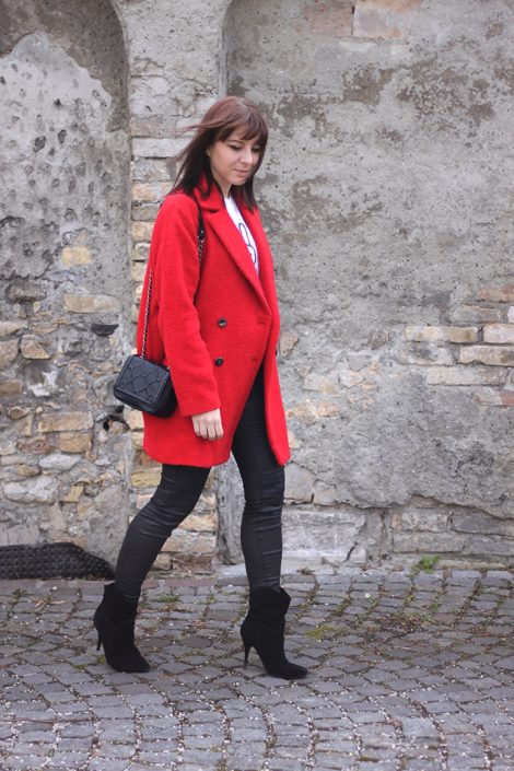 Outfit: Yolo Shirt & roter Mantel Outfit: Yolo Shirt & roter Mantel