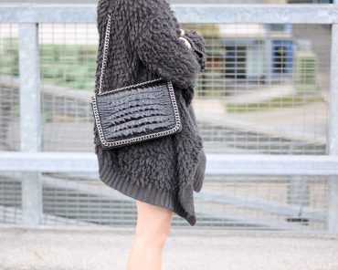 Outfit: hellblaues Bikerkleid & Boots mit Ketten Outfit: hellblaues Bikerkleid & Boots mit Ketten