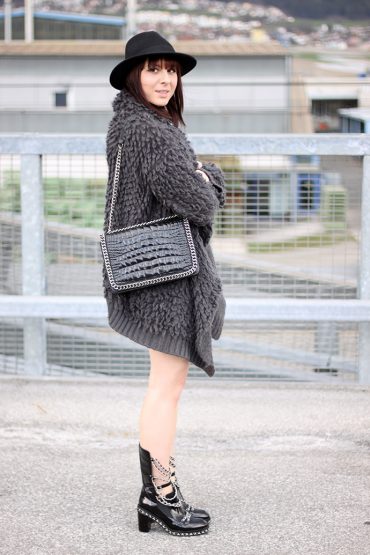 Outfit: hellblaues Bikerkleid & Boots mit Ketten Outfit: hellblaues Bikerkleid & Boots mit Ketten