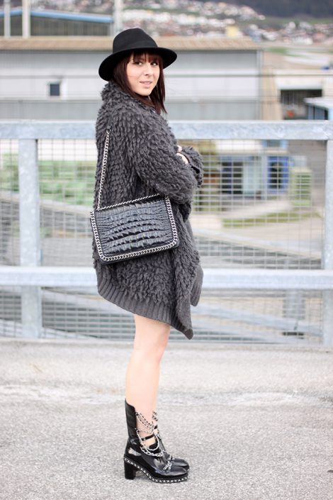 Outfit: hellblaues Bikerkleid & Boots mit Ketten Outfit: hellblaues Bikerkleid & Boots mit Ketten