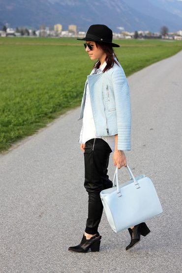 Outfit: Leder-Jogginghose, hellblaue Lederjacke & Mules mit Blockabsatz Outfit: Leder-Jogginghose, hellblaue Lederjacke & Mules mit Blockabsatz