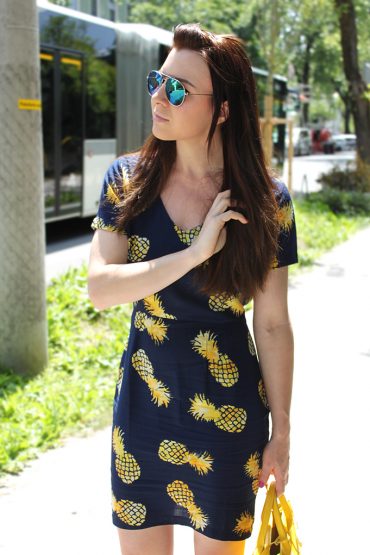Outfit: Ananas-Kleid, gelbe Tasche und Zara High Heels Outfit: Ananas-Kleid, gelbe Tasche und Zara High Heels