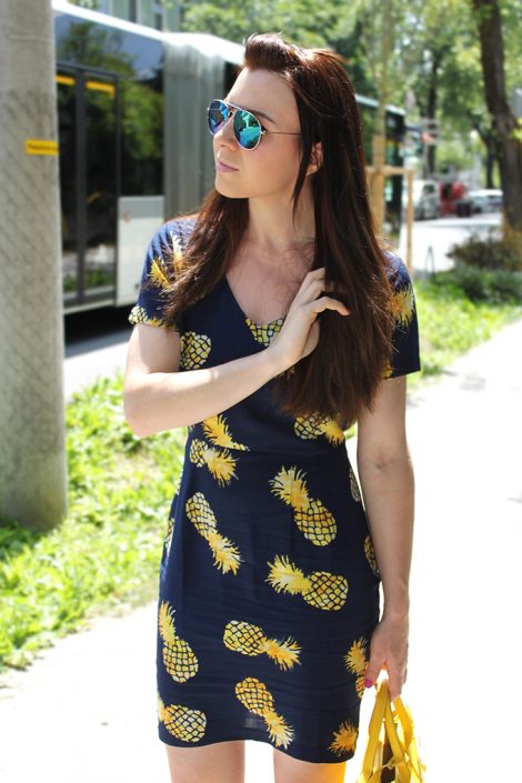 Outfit: Ananas-Kleid, gelbe Tasche und Zara High Heels Outfit: Ananas-Kleid, gelbe Tasche und Zara High Heels