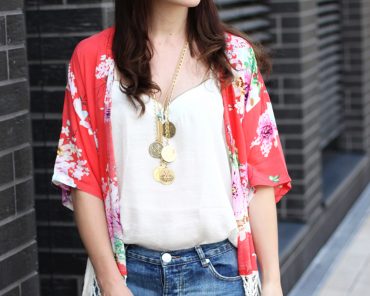 Outfit: Denim-Shorts und Blumen Kimono mit Fransen Outfit: Denim-Shorts und Blumen Kimono mit Fransen