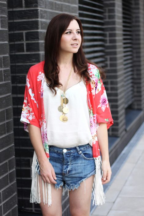 Outfit: Denim-Shorts und Blumen Kimono mit Fransen Outfit: Denim-Shorts und Blumen Kimono mit Fransen