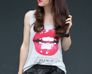 Outfit: Shirt mit Rückenausschnitt und Ledershorts Outfit: Shirt mit Rückenausschnitt und Ledershorts