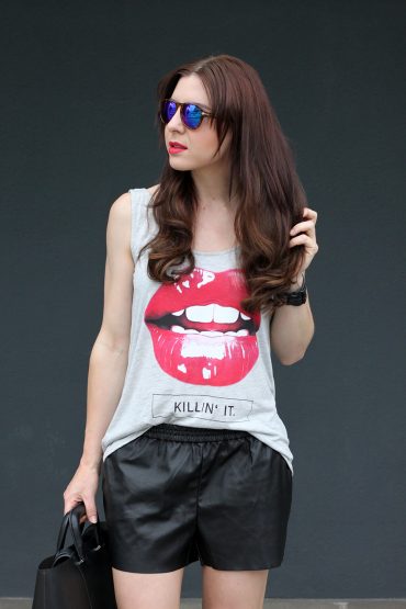 Outfit: Shirt mit Rückenausschnitt und Ledershorts Outfit: Shirt mit Rückenausschnitt und Ledershorts