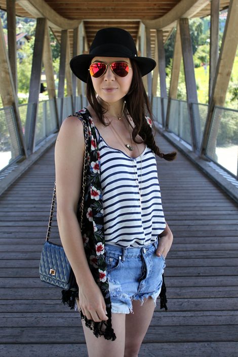 Outfit: One Teaspoon Shorts und Print-Mix Outfit: One Teaspoon Shorts und Print-Mix