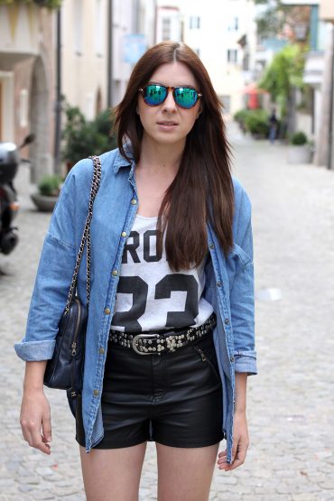 Outfit: Ledershorts von Forever18 & Jeanshemd Outfit: Ledershorts von Forever18 & Jeanshemd