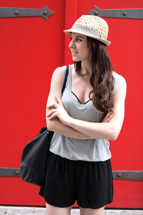 Outfit: Römersandalen von Zara & Plissé Shorts Outfit: Römersandalen von Zara & Plissé Shorts