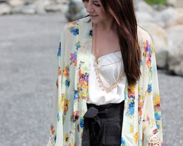 Outfit: High-Waist Shorts, Kimono & Sandaletten Outfit: High-Waist Shorts, Kimono & Sandaletten