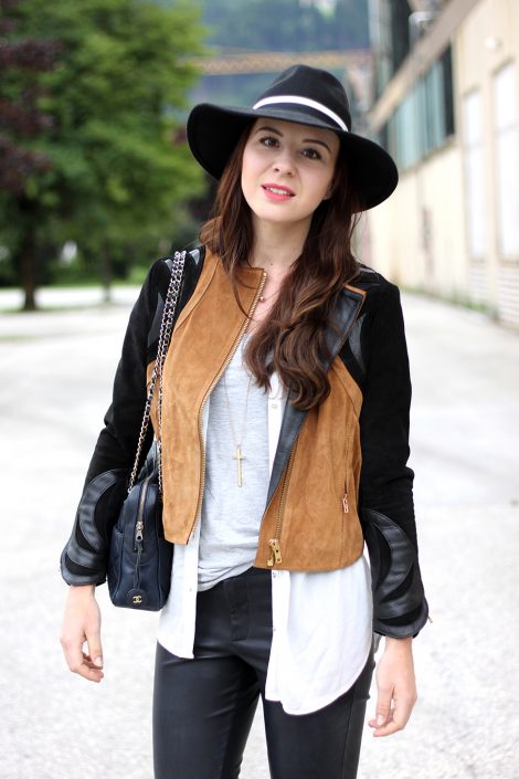 Outfit: Lederhose, H&M Trend Lederjacke & blaue Chanel Vintage Tasche Outfit: Lederhose, H&M Trend Lederjacke & blaue Chanel Vintage Tasche