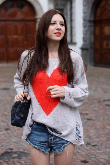 Outfit: Wildfox Pullover & One Teaspoon Shorts Outfit: Wildfox Pullover & One Teaspoon Shorts