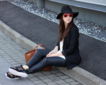 Outfit: Lederhose, Long-Blazer & Sneaker von Adidas Originals Outfit: Lederhose, Long-Blazer & Sneaker von Adidas Originals