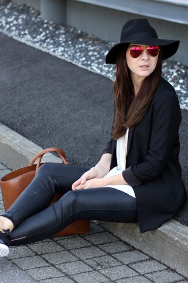 Outfit: Lederhose, Long-Blazer & Sneaker von Adidas Originals Outfit: Lederhose, Long-Blazer & Sneaker von Adidas Originals