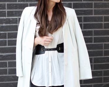 Outfit: Leggings, Longbluse & weißer Ledermantel Outfit: Leggings, Longbluse & weißer Ledermantel