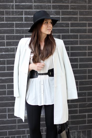 Outfit: Leggings, Longbluse & weißer Ledermantel Outfit: Leggings, Longbluse & weißer Ledermantel