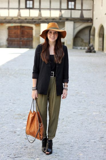 Outfit: Hose in Khaki, Long-Blazer und Peeptoe Wedges Outfit: Hose in Khaki, Long-Blazer und Peeptoe Wedges