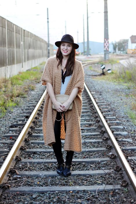 Outfit: XL-Cardigan von H&M & Boots von Carvela Outfit: XL-Cardigan von H&M & Boots von Carvela