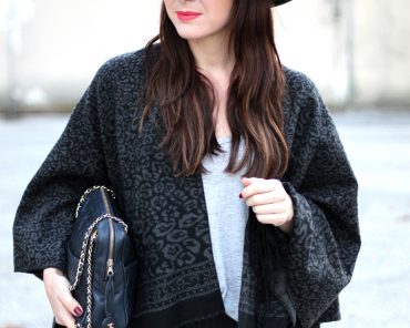 Outfit: rote Kitten Heels, Cape & grüner Fedora-Hut Outfit: rote Kitten Heels, Cape & grüner Fedora-Hut