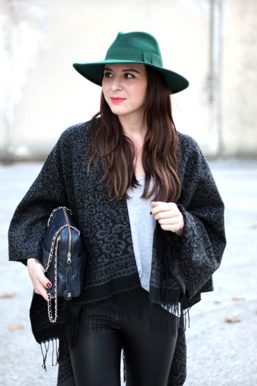 Outfit: rote Kitten Heels, Cape & grüner Fedora-Hut Outfit: rote Kitten Heels, Cape & grüner Fedora-Hut