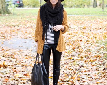 Senfgelber Strickcardigan, Streifenshirt & Adidas Leo-Sneaker Senfgelber Strickcardigan, Streifenshirt & Adidas Leo-Sneaker