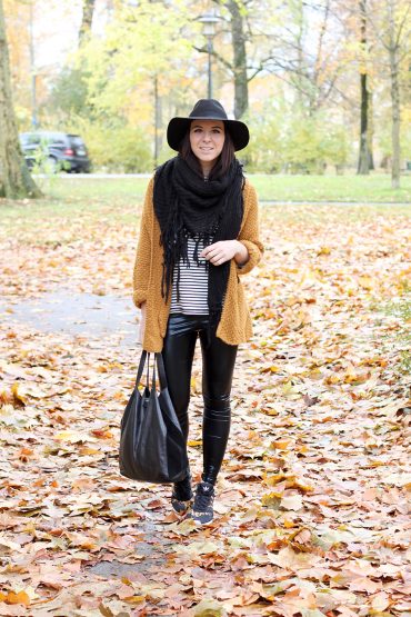 Senfgelber Strickcardigan, Streifenshirt & Adidas Leo-Sneaker Senfgelber Strickcardigan, Streifenshirt & Adidas Leo-Sneaker