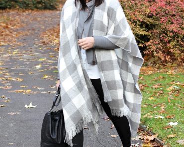 Cape, Lederjacke, Jeanshemd, Neopren-Leggings und Beuteltasche Cape, Lederjacke, Jeanshemd, Neopren-Leggings und Beuteltasche