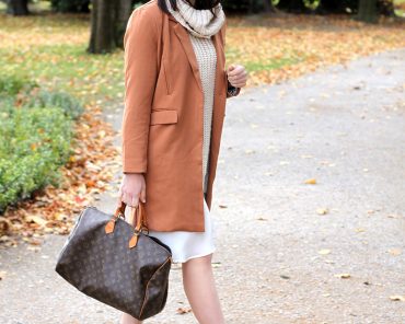 Chiffonkleid, Strickpullover & Mantel in Camel Chiffonkleid, Strickpullover & Mantel in Camel