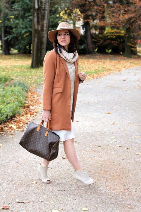 Chiffonkleid, Strickpullover & Mantel in Camel Chiffonkleid, Strickpullover & Mantel in Camel