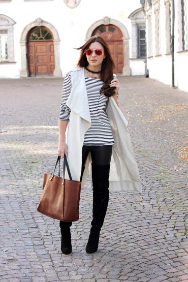 Overknee Stiefel, Streifenshirt und Trenchcoat-Weste Overknee Stiefel, Streifenshirt und Trenchcoat-Weste