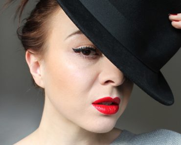 Face of the Day: Kräftiger Lidstrich und rote Lippen Face of the Day: Kräftiger Lidstrich und rote Lippen