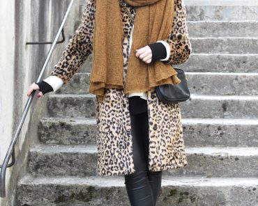 Leo-Mantel von Forever21, Liebeskind Tasche und XL-Schal Leo-Mantel von Forever21, Liebeskind Tasche und XL-Schal