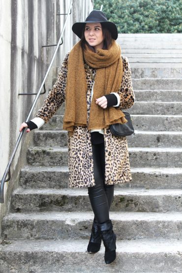 Leo-Mantel von Forever21, Liebeskind Tasche und XL-Schal Leo-Mantel von Forever21, Liebeskind Tasche und XL-Schal