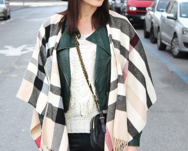 Cape von Fraas, grüner Fedora und Fell-Booties von Zara Cape von Fraas, grüner Fedora und Fell-Booties von Zara