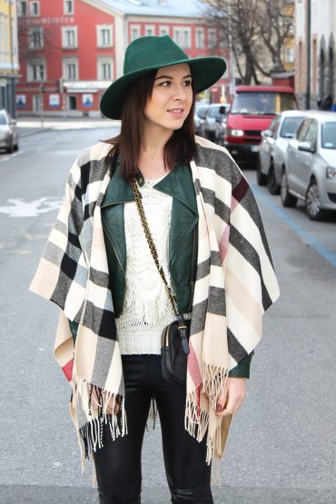 Cape von Fraas, grüner Fedora und Fell-Booties von Zara Cape von Fraas, grüner Fedora und Fell-Booties von Zara