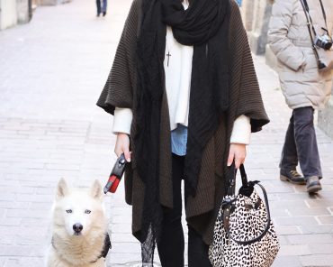 Layering mit Cape, Oversize Pullover und Jeffrey Campbell Booties Layering mit Cape, Oversize Pullover und Jeffrey Campbell Booties