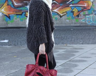 Fransenstiefel von Isabel Marant, Cardigan von Oasap und Balenciaga Fransenstiefel von Isabel Marant, Cardigan von Oasap und Balenciaga